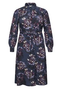 Langslavige jurk in donkerblauw stof met een bloemenpatroon in tinten van bordeauxrood en crème, met een kraag en een strik in de taille.