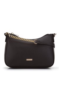 Borsa a tracolla nera in pelle con superficie texturizzata, accentuata da una catena dorata sul manico e dettagli con logo. Forma compatta e ovale.