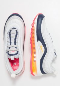 Nike Air Max 97 Sneaker in Grau und Marine, mit einer strukturierten Oberseite, sichtbarem Air-Unit und rosa Akzenten an der Sohle und dem Logo.