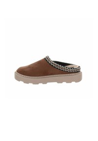 Scarpa slip-on in suede marrone con tomaia testurizzata, caratterizzata da un bordo decorativo intrecciato in bianco e nero, e una suola chunky beige.