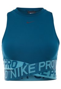 Sportowy stanik Nike Pro w odcieniu niebiesko-zielonym, z okrągłym dekoltem, gładkim materiałem oraz kontrastującą niebieską taśmą z napisem "NIKE PRO".