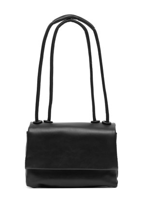 Bolso de hombro de cuero negro con solapa rectangular y dos tiras largas y delgadas que se extienden hacia arriba sobre un fondo blanco.