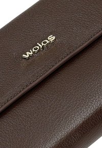 Portafoglio in pelle marrone con finitura testurizzata e logo "wojas" in oro. Presenta un design elegante e dettagli di cucitura minimi.