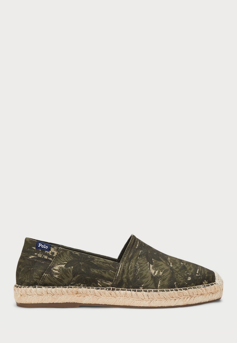 Espadrille loafers i olivengrønn stoff med et bladmønster, med en såle vevd i jute og en liten marineblå merkeetikett på hælen.