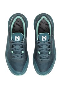 Dunkelblaugrüne Sneakers aus strukturiertem Material, mit grauen Akzenten und hellblauen Schnürsenkeln. Sie verfügen über einen gepolsterten Schaft und eine gebrandete Zunge.