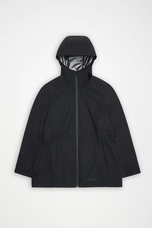 Impermeable negro con capucha, cremallera frontal y cordones ajustables en la cintura y la capucha, extendido sobre un fondo blanco.