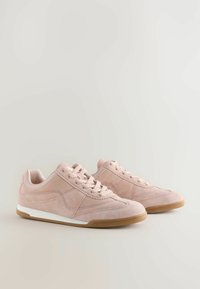 Baskets en suède rose au design profil bas, avec une semelle intermédiaire blanche et une semelle extérieure en gomme, des coutures détaillées et des lacets ronds.