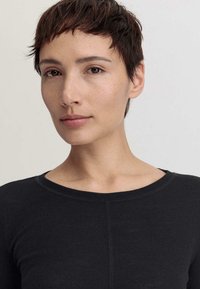 hessnatur MERINO - Langarmshirt - schwarz