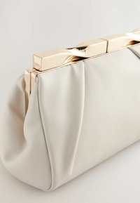 Borsa a mano bianca in pelle con texture arricciata, dotata di una cornice in metallo dorato e chiusura. Superficie liscia con una forma morbida e arrotondata.