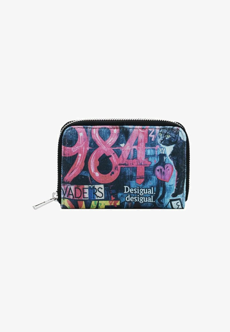 Portafoglio con zip in tessuto caratterizzato da una stampa in stile graffiti colorata. Gli elementi principali includono numeri in grassetto, un'illustrazione di un gatto e vari testi.