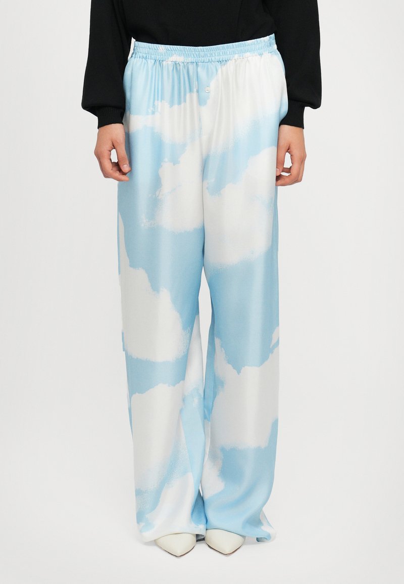 Luftige, locker sitzende, leichte Hosen in Blau mit einem Wolkenmuster. Aus glattem Stoff gefertigt, mit einem elastischen Bund und weit geschnittenen Beinen.
