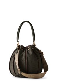 Borsa a mano di forma rotonda, di colore verde scuro e con finitura texture, rifiniture marroni, accessori in oro, manico superiore e ampia tracolla beige regolabile con testo in rilievo.