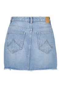 Světle modrá deninová sukně s roztrhaným lemem, má zadní kapsy s špičatými klopami a koženou značku na opasku.