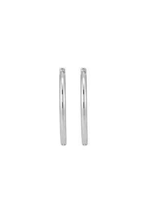 Boucles d'oreilles en argent avec une finition lisse et brillante, présentant un design continu et arrondi, ainsi que de subtils motifs en vagues sur la surface.