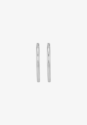 Pendientes de aro plateados con un acabado liso y brillante, que cuentan con un diseño redondeado y continuo, y patrones de ondas sutiles a lo largo de la superficie.