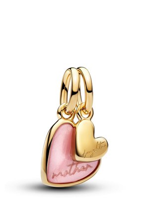 Due ciondoli a forma di cuore in oro su anelli collegati, uno rosa con la scritta "madre" incisa, il ciondolo d'oro più piccolo inciso con "figlia".