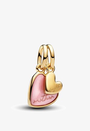 Due ciondoli a forma di cuore in oro su anelli collegati, uno rosa con la scritta "madre" incisa, il ciondolo d'oro più piccolo inciso con "figlia".