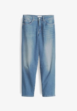 Lichtblauwe denim jeans met een relaxte fit, voorzien van vijf zakken, riemlussen en subtiele vervaging. Rechstreeks ontwerp met gestikte details.
