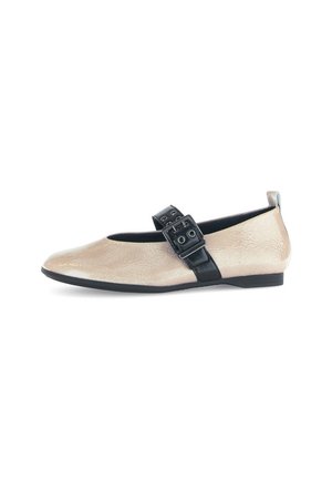 Flache Schuhe mit einem hellbeigen texturierten Obermaterial, schwarzem Riemen und Schnallenakzent, abgerundeter Spitze und minimalem Absatz. Glatte Oberfläche, lässiges Design.