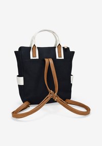 Bolsa de lona con un cuerpo azul marino, acentos crema y asas de cuero sintético marrón. Cuenta con asas dobles en la parte superior y correas traseras ajustables.