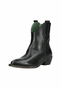 Czarne skórzane botki za kostkę z ostro zakończonym noskiem, zieloną wyściółką wewnętrzną i teksturowanymi akcentami po bokach. Niski, warstwowy obcas.