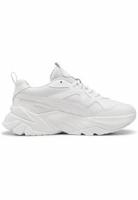 Białe sneakersy sportowe z mieszanym designem materiałów, z gładką skórą, akcentami z siateczki i masywną, teksturowaną podeszwą.