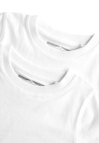 Zwei weiße Rundhalsausschnitt-T-Shirts übereinandergestapelt, mit gerippten Kragen und kurzen Ärmeln. Hergestellt aus glattem, leichtem Stoff. Etiketten sichtbar.