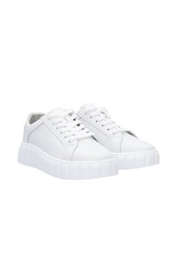 Weiße Ledersneaker mit runder Zehenpartie, gesteppten Details, Schnürung und einer dicken, geriffelten weißen Gummisohle.