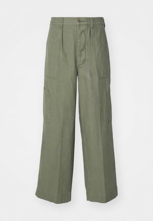 Pantaloni cargo verde oliva, con una vestibilità ampia, gambe larghe, pieghe frontali e due tasche laterali, realizzati in resistente tessuto di cotone.