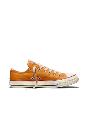 Oranje lage canvas sneaker met witte rubberen zool, witte veters en een rode streep op de zool, zijaanzicht op een witte achtergrond.