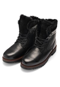 Černé kožené kotníkové boty na zavazování s kožešinovou podšívkou, bočními zipy a texturovanou gumovou podrážkou, vhodné pro chladné počasí.