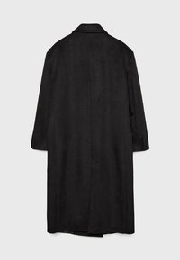 Abrigo de lana negro con una textura suave, mangas largas y un clásico cuello con muescas. Diseñado con un corte recto y sin cierres visibles.