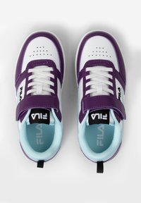 Sneaker viola e bianca con tomaia in pelle testurizzata, colletto imbottito e strap in Velcro. Presenta un interno blu chiaro e la punta perforata.
