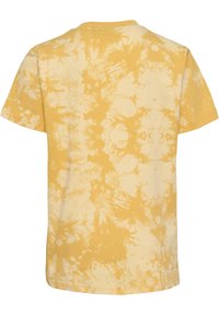 Gul tie-dye t-shirt med kort ärm, som har ett texturerat, spräckligt mönster och en klassisk rundad halsringning.