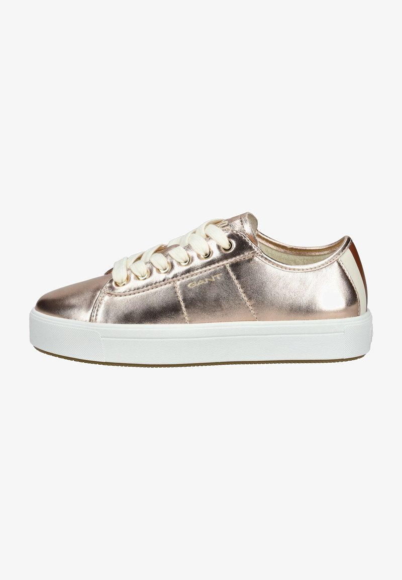 Metallisch roségoldener Sneaker mit einem glatten Lederobermaterial, weißer Gummisohle und cremefarbenen Schnürsenkeln. Verfügt über ein minimalistisches Design und goldene Logos.