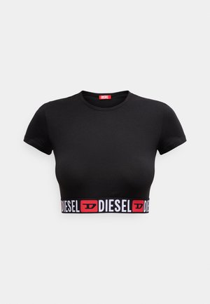 Čierne skrátené tričko vyrobené z bavlny s okrúhlym výstrihom. Obsahuje kontrastný biely a červený pás s logom "DIESEL" na leme.