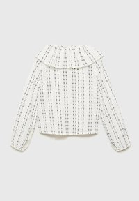 Blusa bianca con scollo a volant, maniche lunghe e motivo a righe verticali nere accentuato da piccoli punti sparsi.