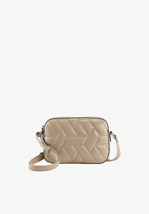 Bolso de hombro rectangular de color beige hecho de piel sintética acolchada, con un patrón de espiga, correa ajustable y detalle de cremallera negra.