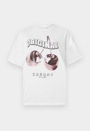 Witte katoenen t-shirt met korte mouwen. Heeft een grafische print van twee kersen en de tekst "ORIGINAL CHERRY CLUB" in vette zwarte letters.
