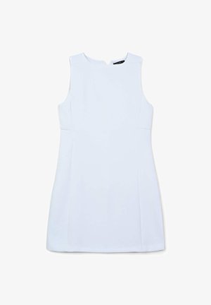 Robe blanche sans manches avec un col haut, une silhouette ajustée et des coutures latérales discrètes. Tissu lisse avec un design épuré et minimaliste.