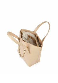Beige læder tote bag med en struktureret form, der har en kædeaccent, dobbelt håndtag og en lynlåslomme indeni.