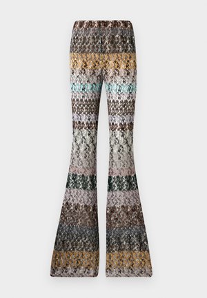 Pantalons évasés en tricot avec des rayures horizontales multicolores dans des tons terreux, incluant moutarde, bleu sarcelle, marron, noir, rose et gris.