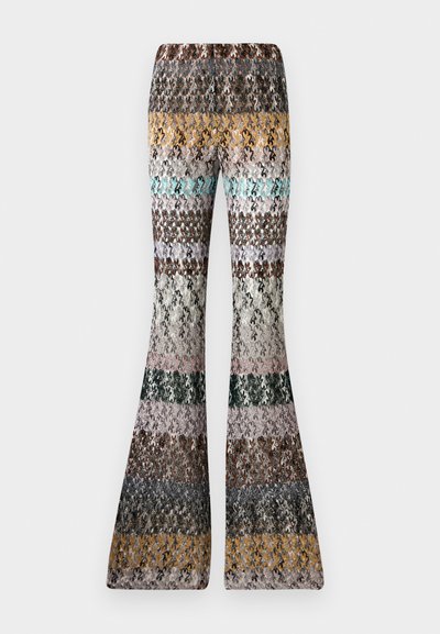 Pantalons évasés en tricot avec des rayures horizontales multicolores dans des tons terreux, incluant moutarde, bleu sarcelle, marron, noir, rose et gris.