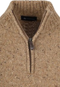 Beige gebreide trui met een hoge kraag en een rits tot halverwege. De gestructureerde stof bevat meerkleurige spikkels; leren ritstreker als detail.