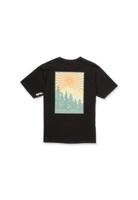 Sort t-shirt med et farverigt grafisk design på ryggen, der inkluderer en solstråle, bjerge, træer og ordet "VOLCOM" i fed skrift.