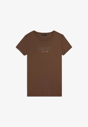 T-shirt en coton marron à manches courtes, col rond, avec "FREDDY" imprimé en texte blanc et orange avec des accents décoratifs.
