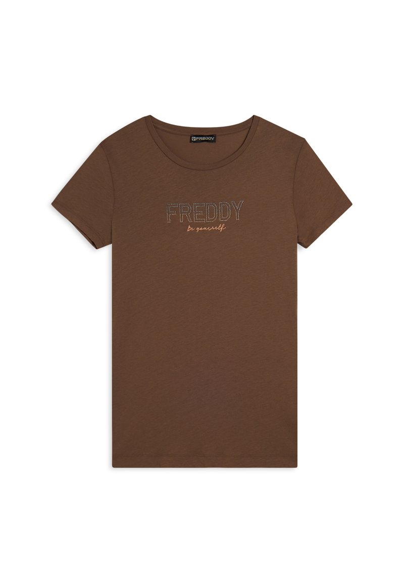 T-shirt in cotone marrone con maniche corte, scollatura tonda e la scritta "FREDDY" stampata in bianco e arancione con dettagli decorativi.