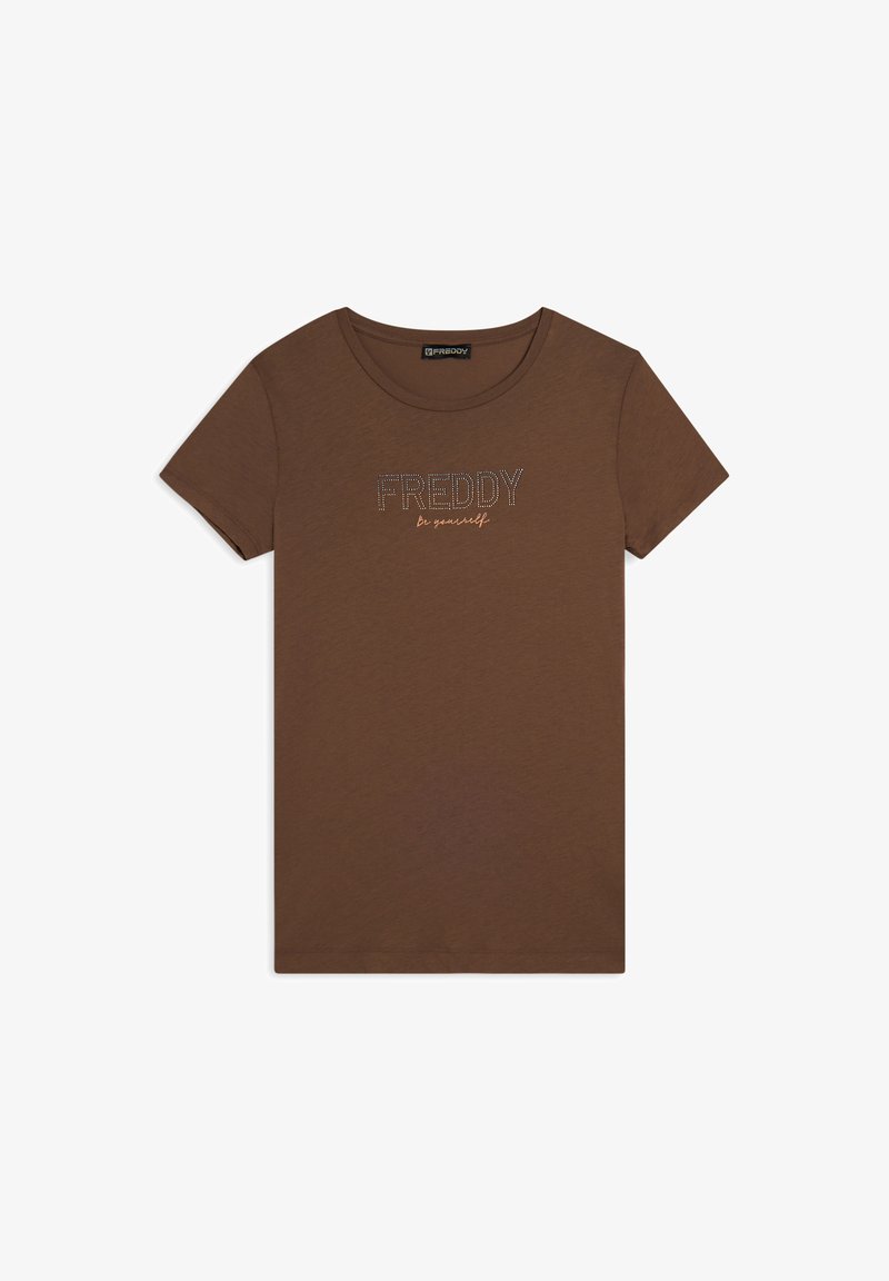 T-shirt in cotone marrone con maniche corte, scollatura tonda e la scritta "FREDDY" stampata in bianco e arancione con dettagli decorativi.