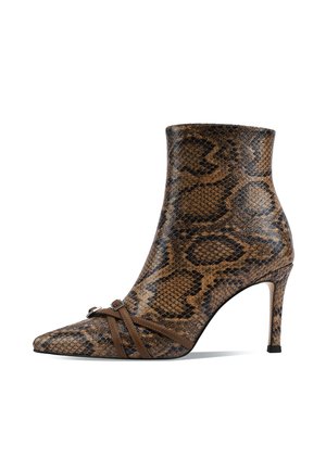 Stivale alla caviglia in stampa serpente marrone, con punta affusolata, tacco alto e sinuoso, e cinturini in pelle sulla parte anteriore del piede. Superficie liscia e testurizzata.