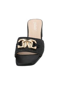 Schwarze Rutschsandale aus gewebtem Material mit einem breiten Riemen, der einen goldenen Kettenakzent aufweist. Das offene Design für die Zehen hat einen niedrigen Blockabsatz.